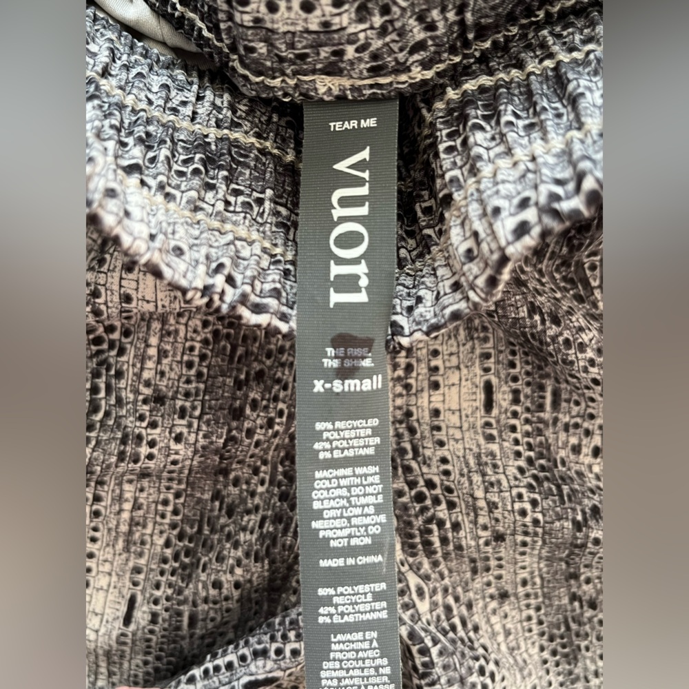 Like New Vuori Dash Womans Shorts Size XS in Black and White Snakeprint - Picture 6 of 6
